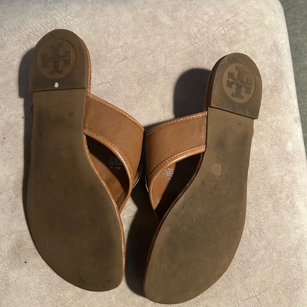 Tory Burch Cognac Logo Thong Sandals with Gold Emblem - Picture 2 of 3